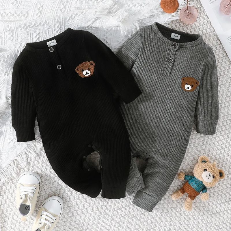 Body med nallemotiv – Stickad och mjuk design