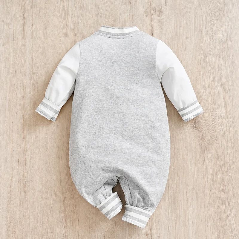 Babyoverall i bomull – Sportig look