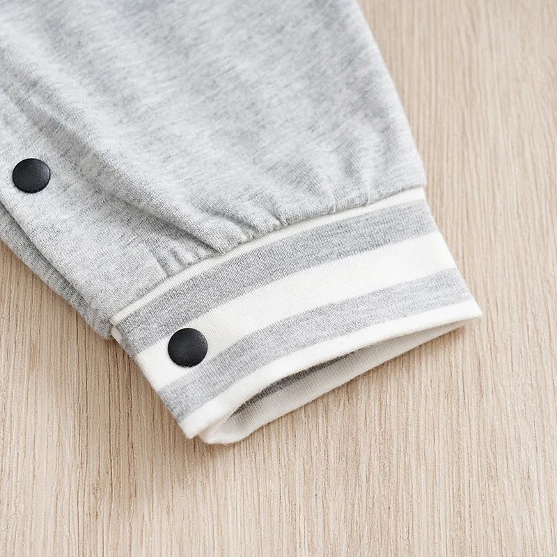 Babyoverall i bomull – Sportig look